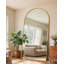 Miroir surdimensionné arqué en métal surdimensionné-570231696-538980990