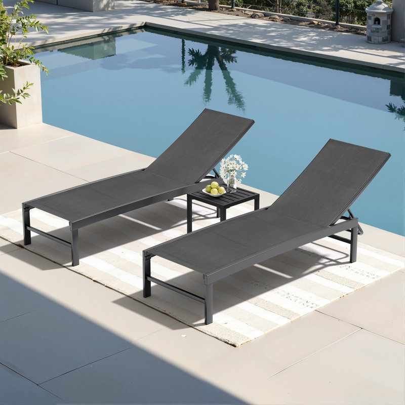 Chaise longue de patio inclinable en métal avec table carrée (ensemble de 3), Noir