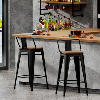 Comptoir et tabourets de bar en métal