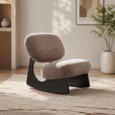 Fauteuil à bascule sculptural moderne avec base incurvée creuse, revêtement en chenille doux et texturé, et design sans accoudoirs pour chambre d'enfant, chambre à coucher ou salon