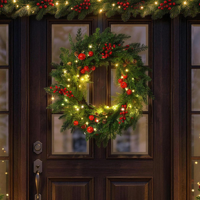 Couronne de Noël pré-illuminée de 61 cm (24 po) avec clochettes rouges et baies
