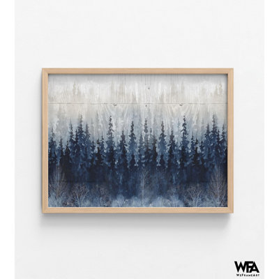 "Misty Indigo" par Carol Robinson, idée de décor de chalet en forme d'arbre en forme de forêt bleu foncé, affiche bleu marine forêt brumeuse, art de la nature bleu foncé