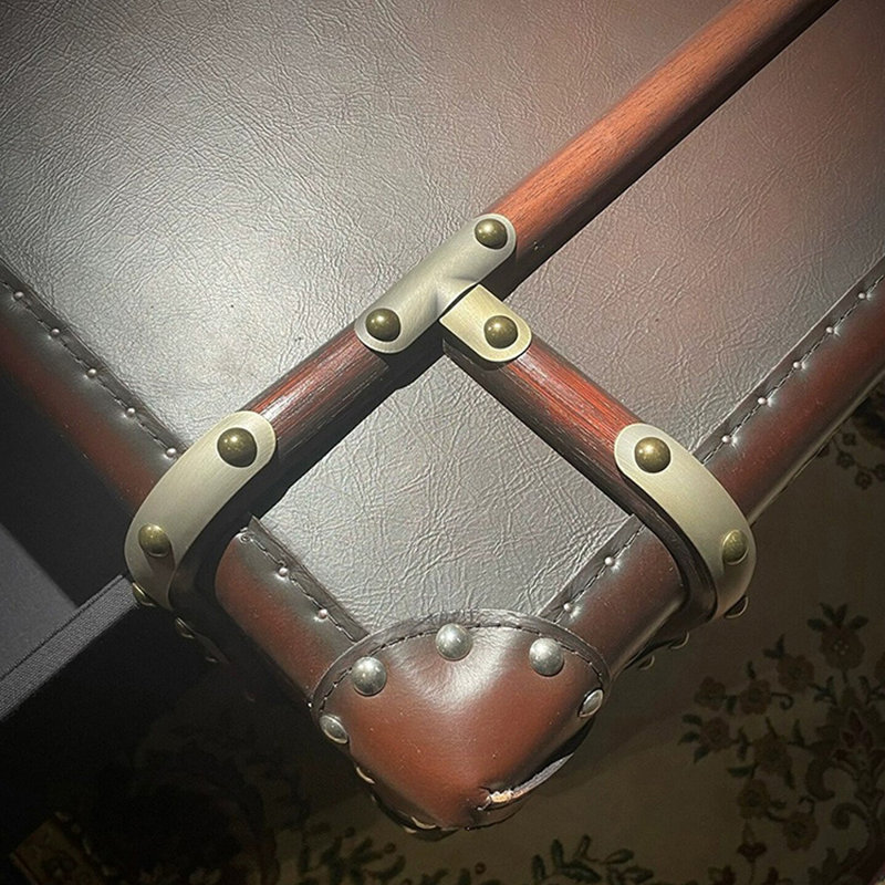 Table basse style vintage en rotin à rivets
