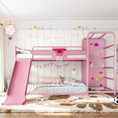 Structure de lit mezzanine en métal pour enfants avec aire de jeu, glissade, panier de basketball, anneaux de traction, mur d'escalade PlayVenture