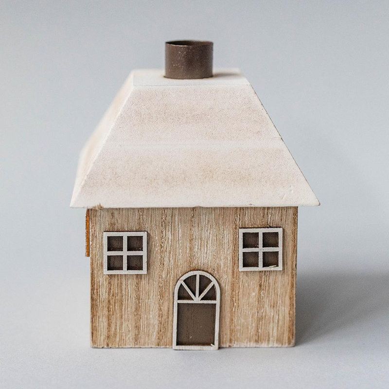 Figurine maison simple avec toit enneigé