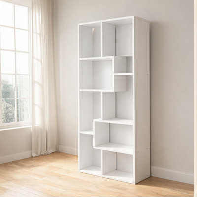 Tablette de présentation asymétrique en bois synthétique blanc pur à 5 niveaux pour le rangement des livres et la décoration intérieure, style géométrique moderne