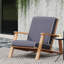 Fauteuil club contemporain en bois avec coussins de meubles recouverts d'eau et inclinés