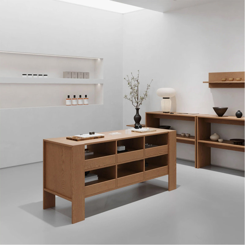 Présentoir en bois brun clair avec plateau ouvert
