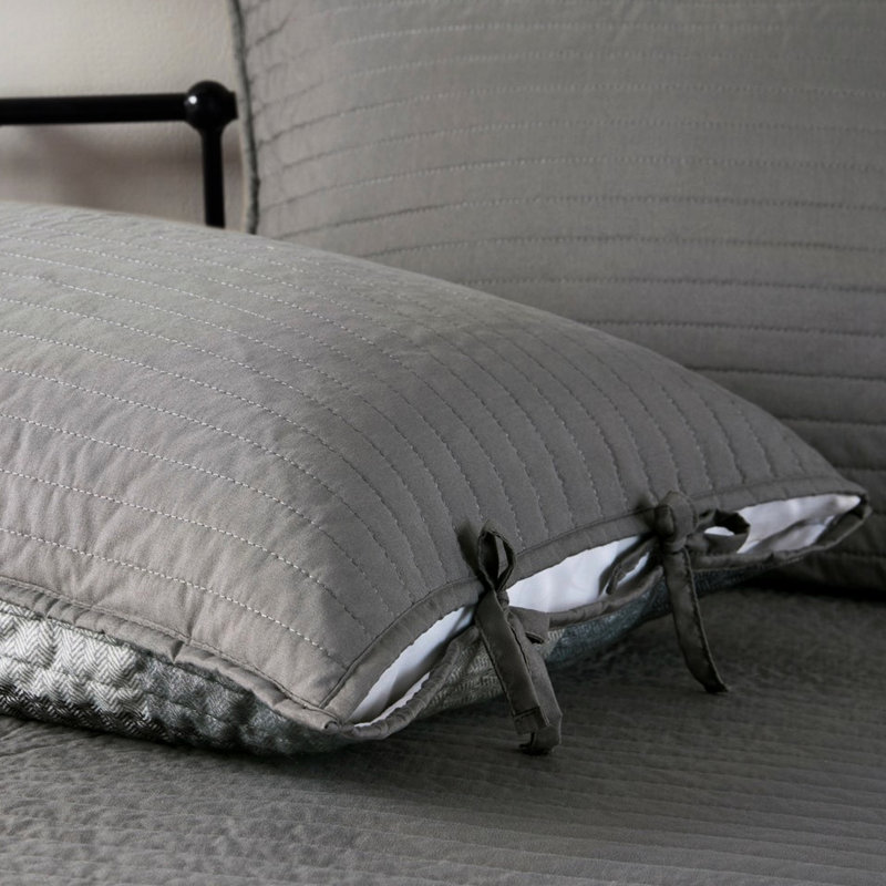 Housse de lit de jour réversible à carreaux gris - Ensemble de 6 pièces comprenant une housse, un sommier de 38 cm de hauteur, 3 taies d'oreiller et 1 coussin décoratif. Composition : 90 % coton, 10 % autres fibres. Lavable à la machine.