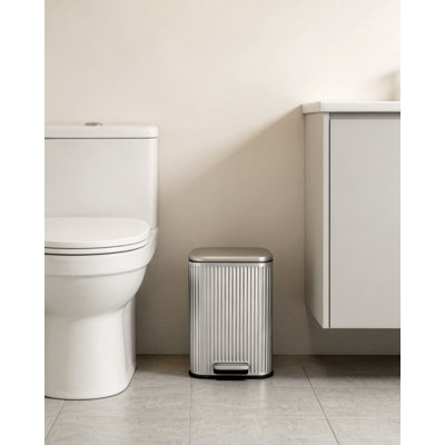 Poubelle à pédale en acier inoxydable 5L - Couvercle à fermeture en douceur, seau intérieur amovible, cannelé rectangulaire, antidérapant, résistant aux empreintes digitales, bac de recyclage pour la salle de bain, la cuisine, le bureau, 21,0 x 18,8 x 27,9 cm