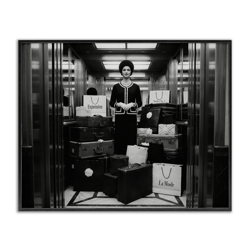 «Elevator Chic», estampe numérique, design par A Barefoot Stylist, H 11 po x l 14 po, Giclée encadrée noir minuit
