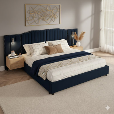 Lit plateforme tapissier très grand en tissu velours, présentant un motif à rayures verticales avec des boutons. Comprend une tête de lit, une structure solide et une table de chevet. Un sommier n'est pas nécessaire. Couleur: bleu foncé.
