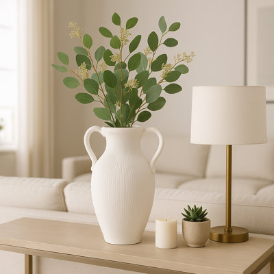 Vase moderne en grès texturé et en dolomite avec surface nervurée et poignées latérales sculpturales pour un décor élégant