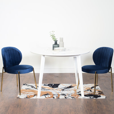 Table de salle à manger contemporaine contemporaine 3 - blanc avec 2 chaises et matériaux en bois d'hévéa rembourrés de velours doux au toucher qui rehausse l'ensemble de style et l'espace magnifique se transforme