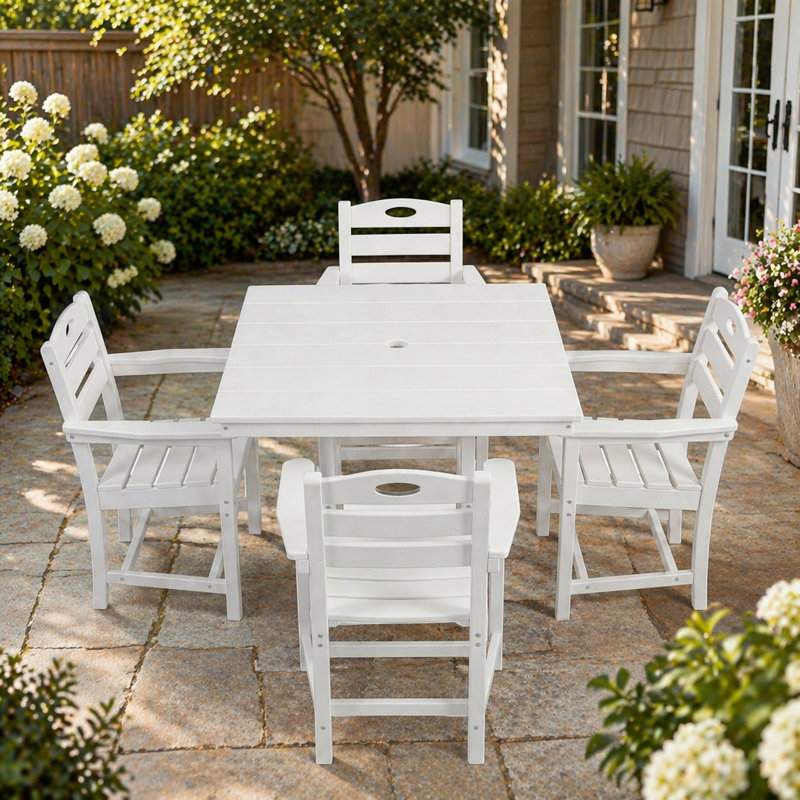Ensemble de salle à manger de patio en PEHD blanc 5 pièces avec table carrée, trou pour parasol et 4 fauteuils confortables pour des rassemblements extérieurs élégants