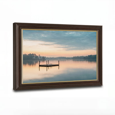 Tableau sur toile représentant un quai en bois reflétant un ciel rose sur un lac tranquille