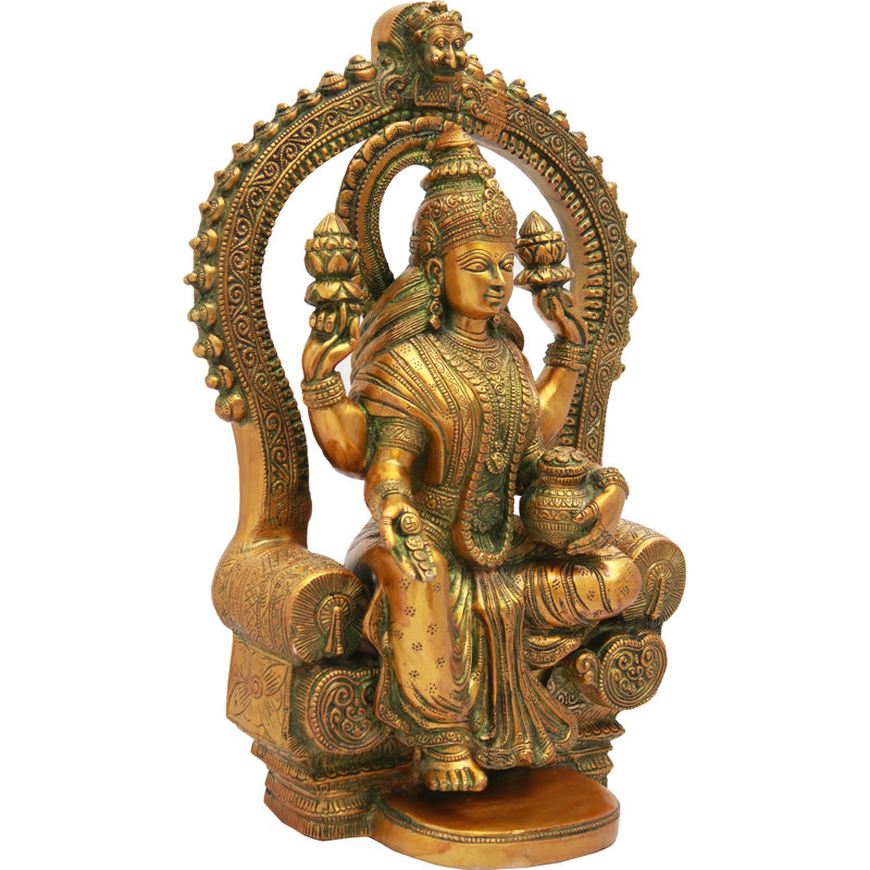 17 "Déesse Lakshmi assise sur un trône avec le pot de richesse en laiton
