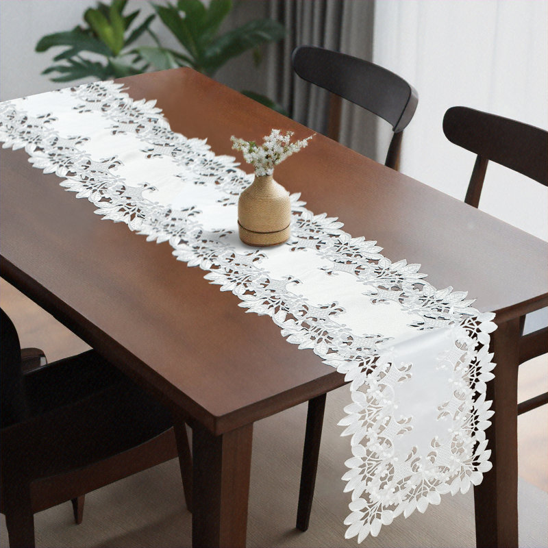 Chemin de table en dentelle blanche avec découpes brodées de la collection Deandra pour table de salle à manger ou décor de Noël