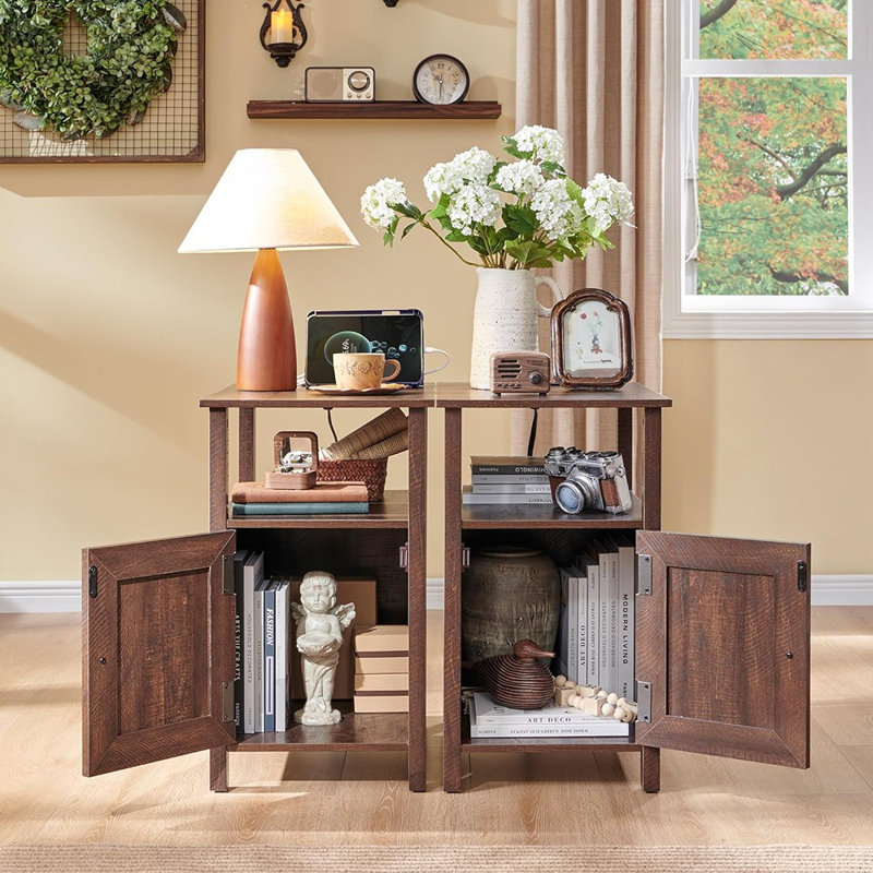Ensemble de 2 tables de chevet, table de bout avec station de charge, table d'appoint rustique avec porte de grange et tablettes ouvertes, table de chevet avec espace de rangement et armoire de rangement pour chambre à coucher, salon (brun)