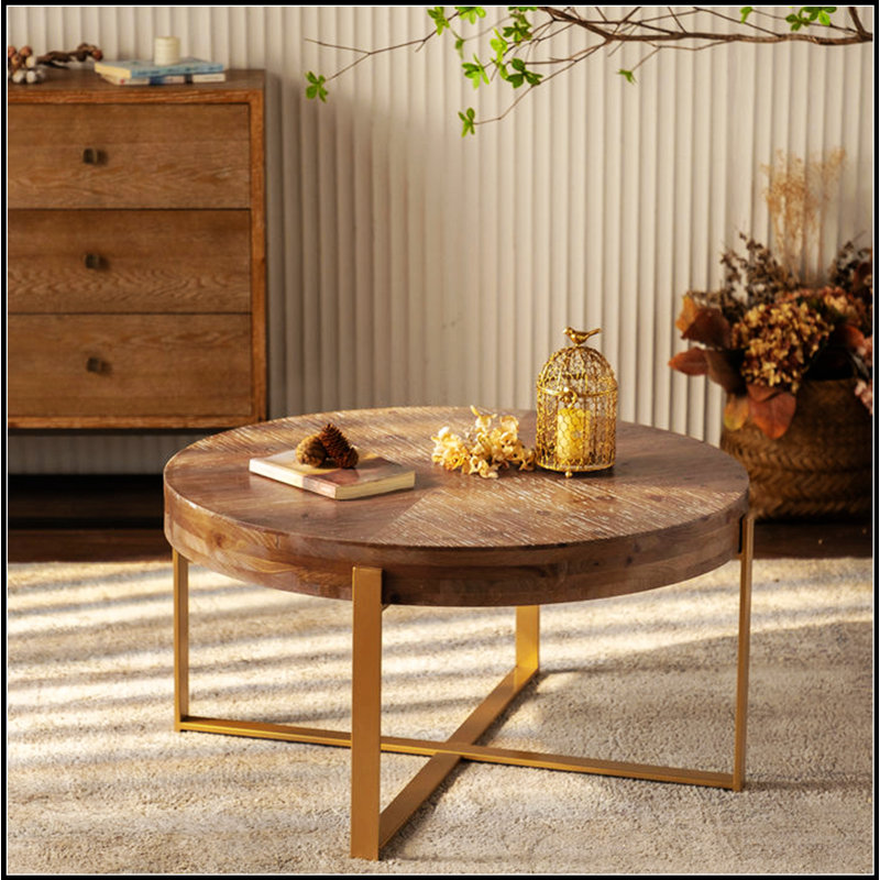 Table basse moderne et moderne avec plateau en bois de sapin et pieds croisés dorés, parfaite pour les espaces compacts et les décors élégants.