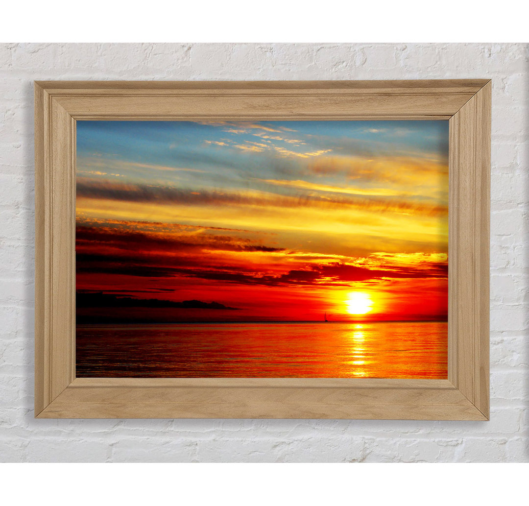 Distant Ocean Sailboat Sunset Gerahmter Druck Wandkunst