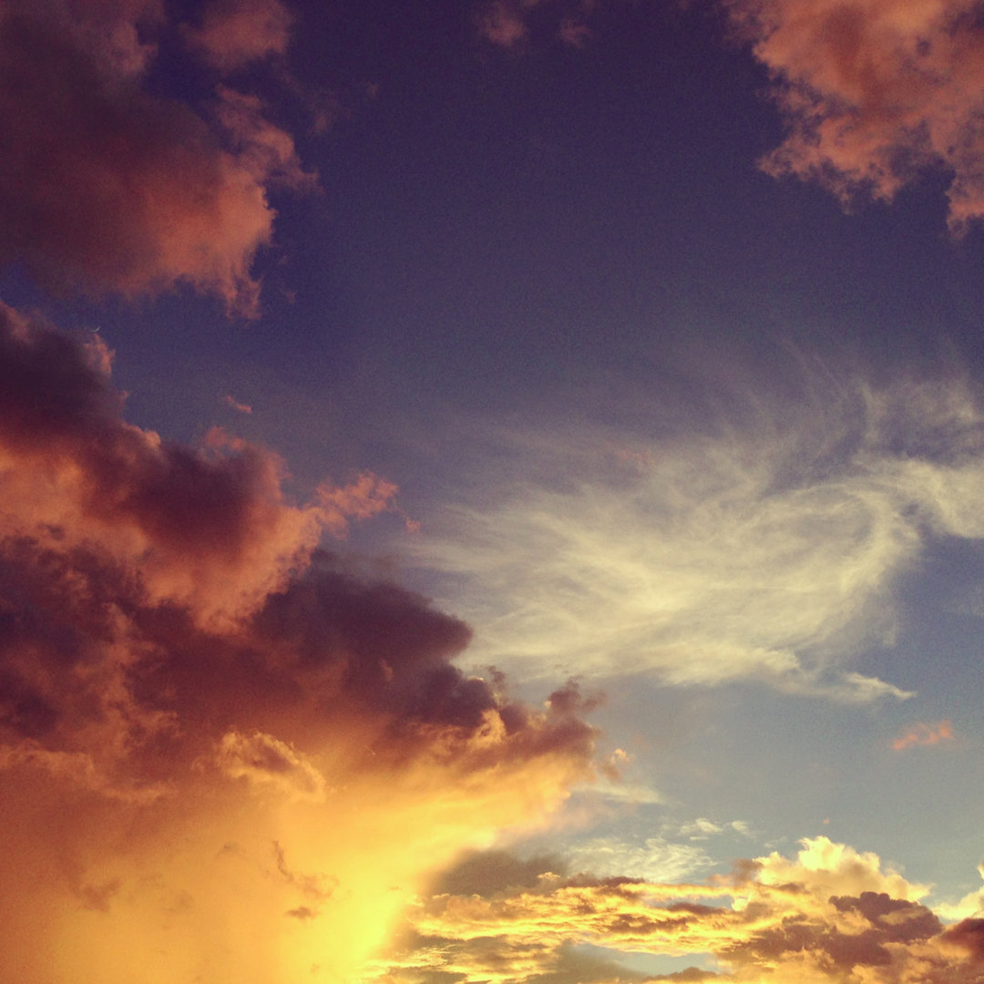 Lila Himmel und Wolken im Retro-Stil - Leinwandfoto im Wickel