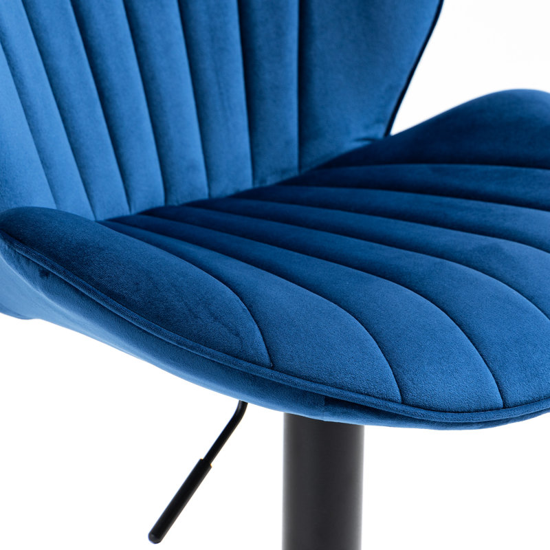 2 comptoirs bleus avec dossier et repose-pieds réglables pour les chaises de bar de cuisine en bleu, éclectique