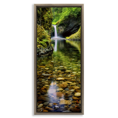 «Clear Stream Waterfall», photographie d'art mural sur toile flottante à grain brun par Dennis Frates