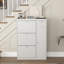 Armoire à chaussures étroite blanche avec 3 tiroirs rabattables et une étagère réglable dans un arrangement de rangement