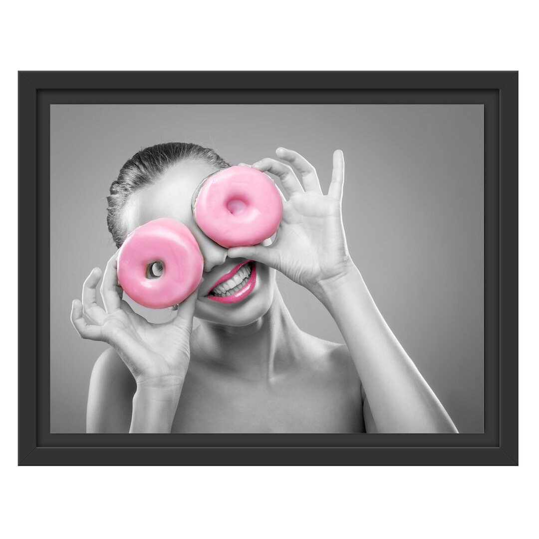 Gerahmtes Wandbild Frau mit Donut Augen