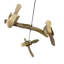 Sculpture mobile suspendue à deux niveaux, représentant trois oiseaux, en bois naturel côtier et bois flotté, 76 cm de haut.