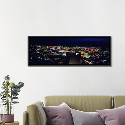 Vue à angle élevé d'une ville éclairée la nuit, The Strip, Las Vegas, Nevada, USA par Panoramic Images - Impression sur toile tendue sur châssis