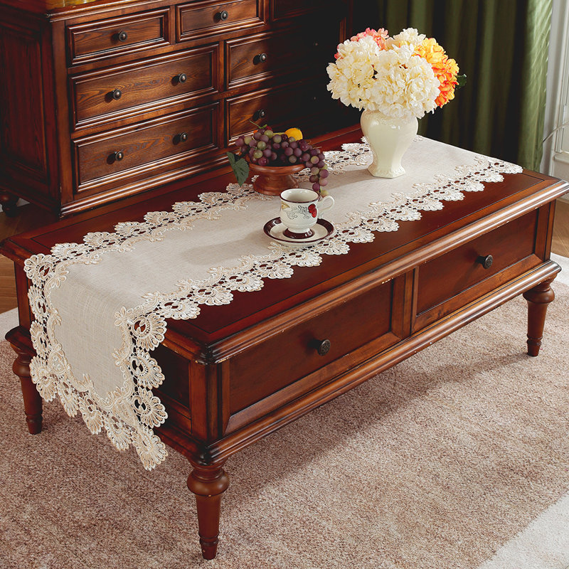 Chemin de table beige en mélange de lin avec bordure en dentelle brodée, L 63 po x l 16 po