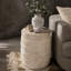 Table d'appoint d'extérieur moderne à l'apparence de travertin MGO moderne, table d'appoint toutes saisons avec texture nervurée pour patio, balcon et salon
