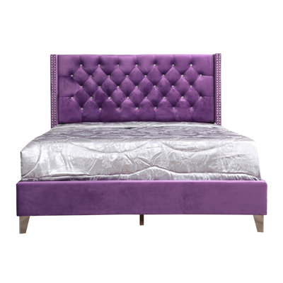 Grand lit mauve avec rangement