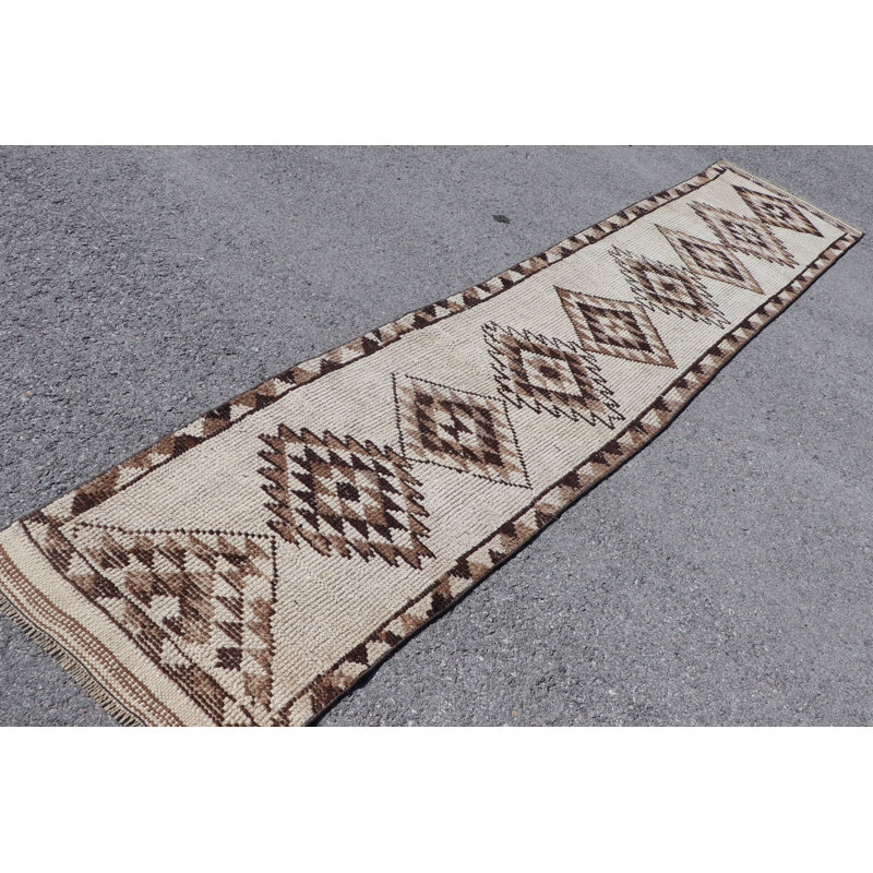 Tapis de couloir turc vintage tissé à la main dans un motif géométrique brun et beige pour un décor de couloir bohémien unique