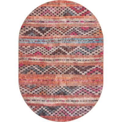 Tapis rouge à motif géométrique