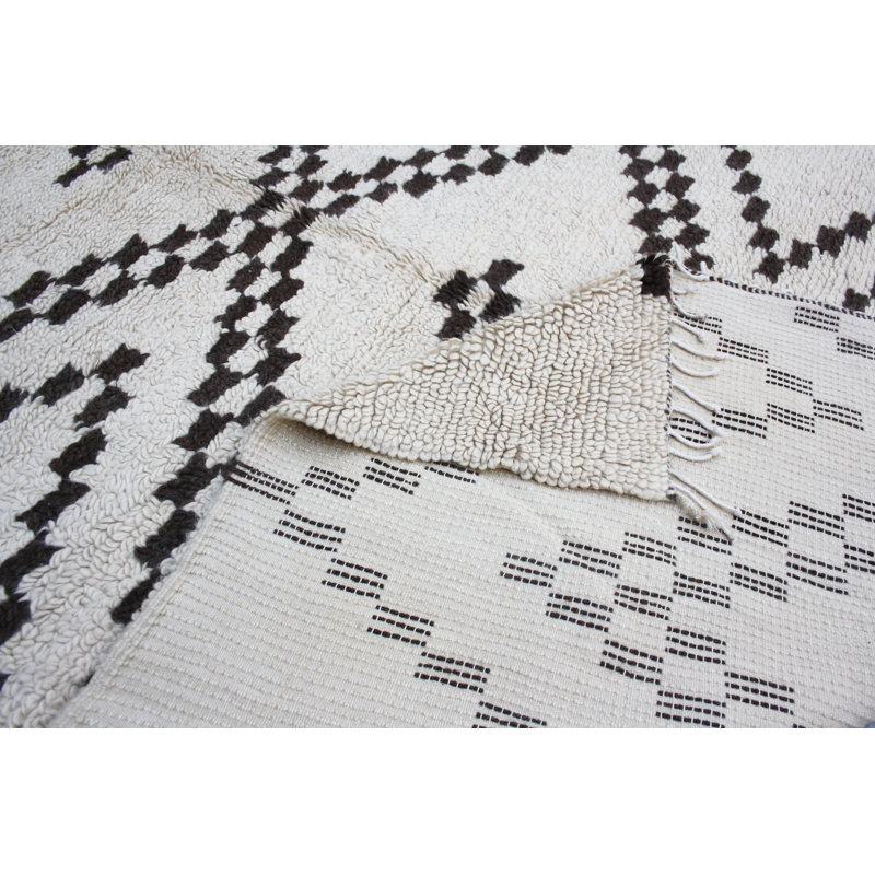 Tapis unique ivoire / blanc / brun foncé des années 1980 de 6 pi 3 po x 8 pi 5 po