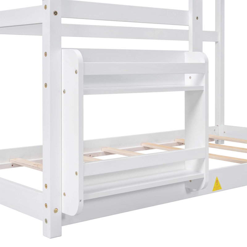 Charmant lit simple en bois avec tablette, créant un espace de sommeil de rêve et confortable pour les enfants et les adultes