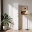 Élégante armoire de rangement autoportante blanche avec trois tablettes pour le charme de la maison