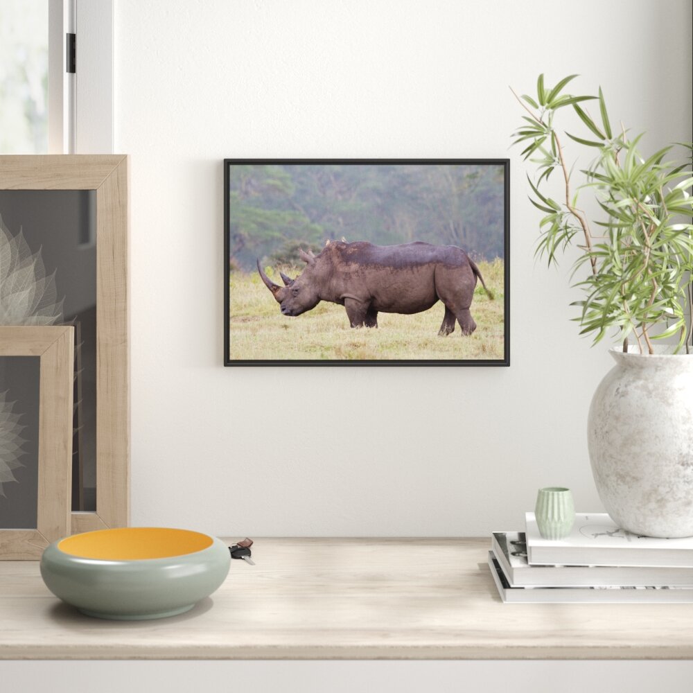 Gerahmtes Wandbild großes Nashorn in der Savanne