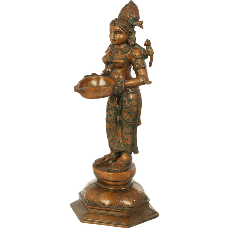 Deepalakshmi avec un perroquet sur son épaule