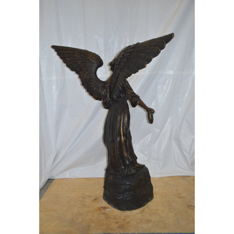 Statue ange debout sur un rocher en bronze - Taille: L 60 po x l 36 po x H 71 po.
