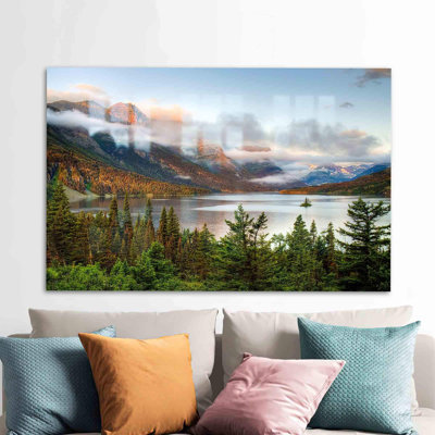 Superbe art mural sur toile du lac Saint Mary avec une oie sauvage montée sur un verre de haute qualité, idéale pour ajouter une touche de beauté naturelle du Montana à votre décor