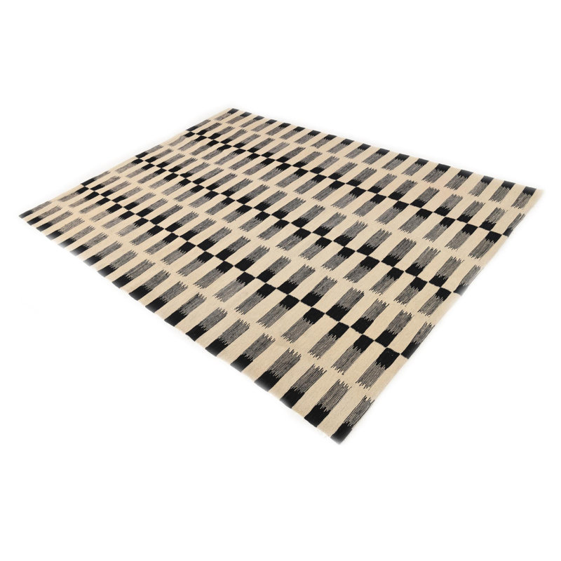 Tapis noir et blanc 5 pi 9 po x 7 pi 9 po Pinkerton