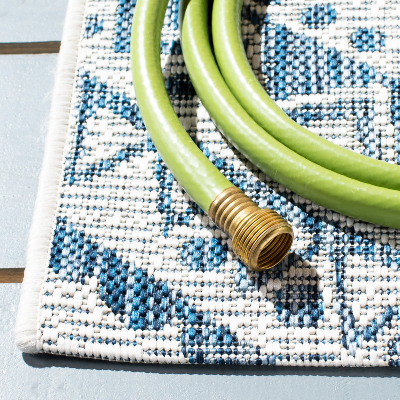 Tapis intérieur / extérieur ivoire / bleu marine Ellefson, Carré de 7 pi 1 po