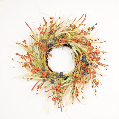 Couronne d'herbe artificielle 24 po avec fleurs orange et baies bleues