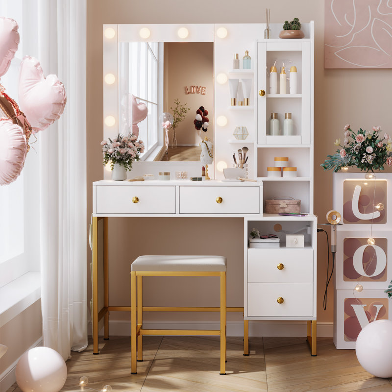 Bureau de maquillage avec miroir et lumières