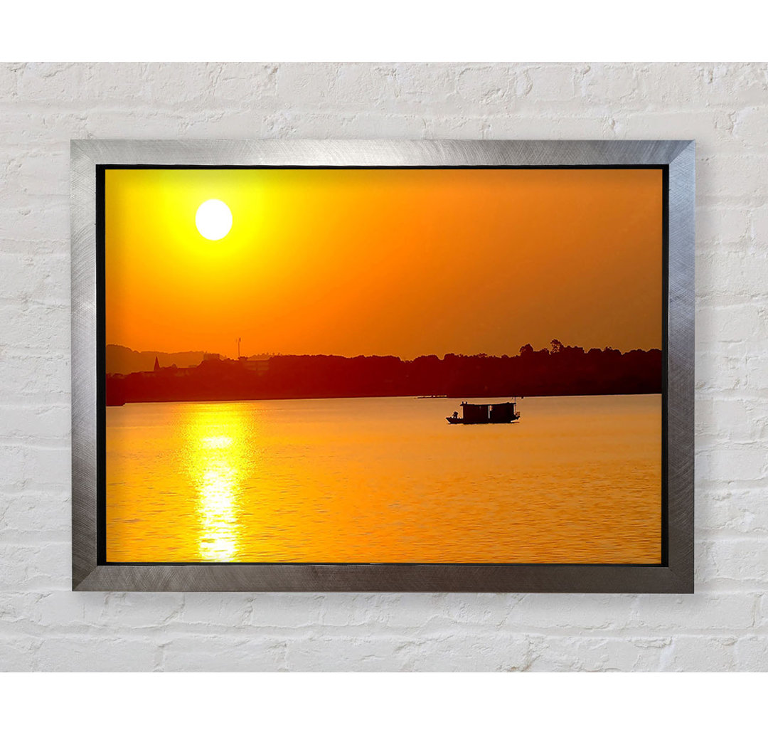 Sonnenaufgang am Strand mit dem Fischer - Einzelbildrahmen Druck