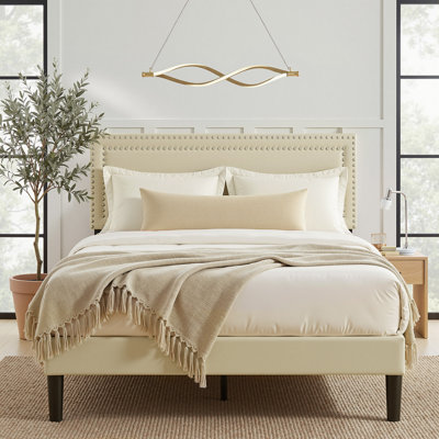 Grand lit plateforme tapissier en velours beige avec tête de lit réglable, cadre de lit moderne avec lattes de bois, aucun sommier requis